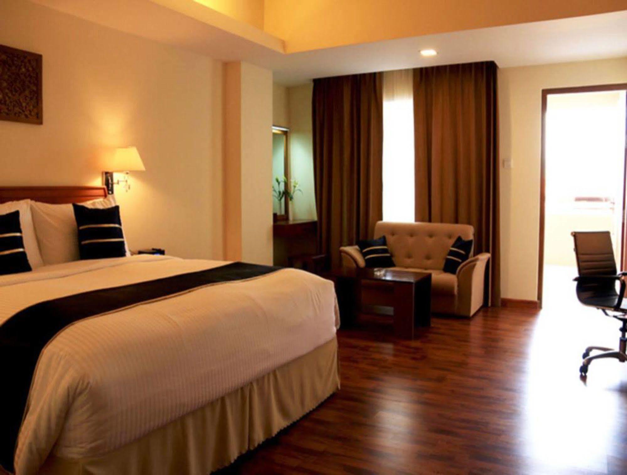 Eastern Palace Hotel Mandalay Exterior foto